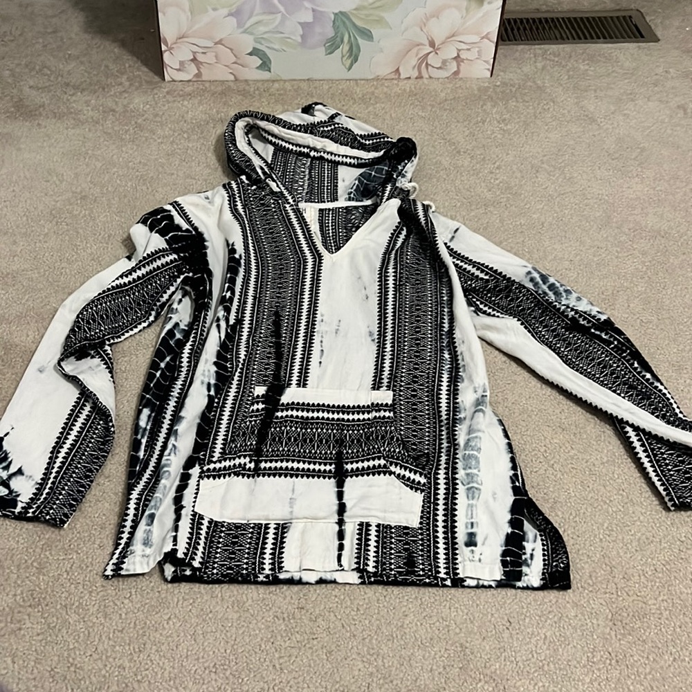 Beach by exist Baja style black white tie-dye hoodie top